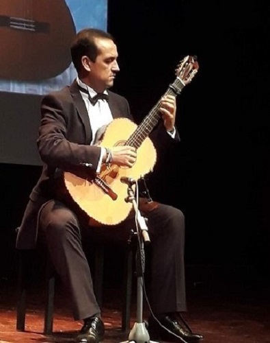 Nghệ sỹ Enrique  Munoz biểu diễn trên cây đàn Swallow Guitars mang thương hiệu Việt