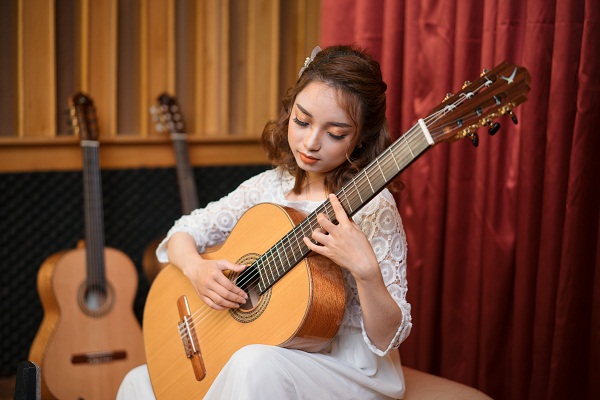 Baden Jazz Suite (Simplicitas) - Jiri Jirmal played by Dang Thuy Linh on a Swallow Guitars C610